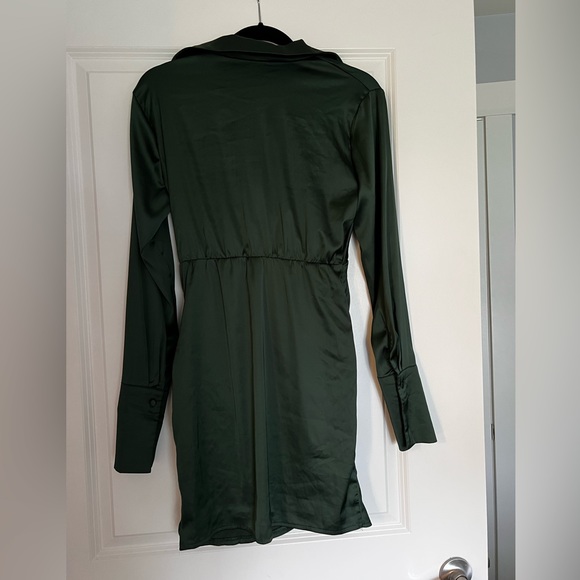 Green satin long sleeve dress - Picture 3 of 3